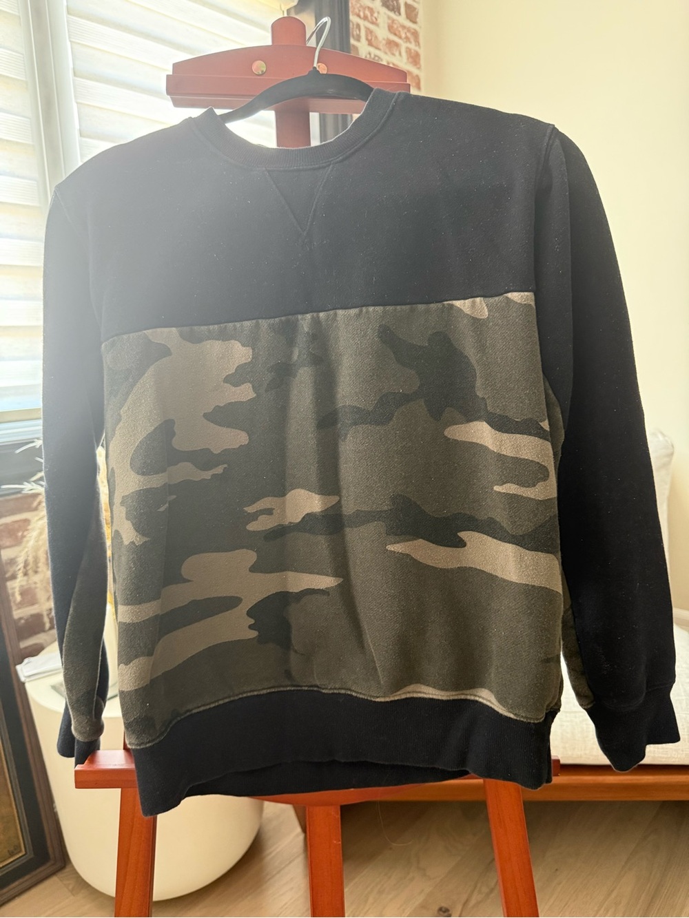 ARITZIA (TNA) Black & Olive Camo women’s Crewneck Sweater - Picture 3 of 6